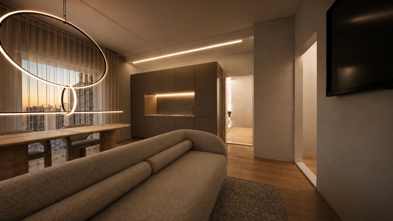 Brunelleschi 4, living con divano curvo, lampadario ad anelli, tavolo davanti alla finestra e cucina sul fondo